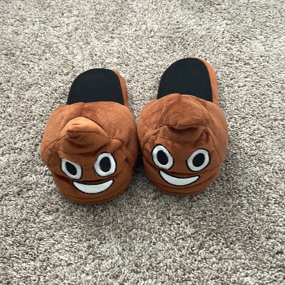 Unisex slippers, barely worn, very comfy